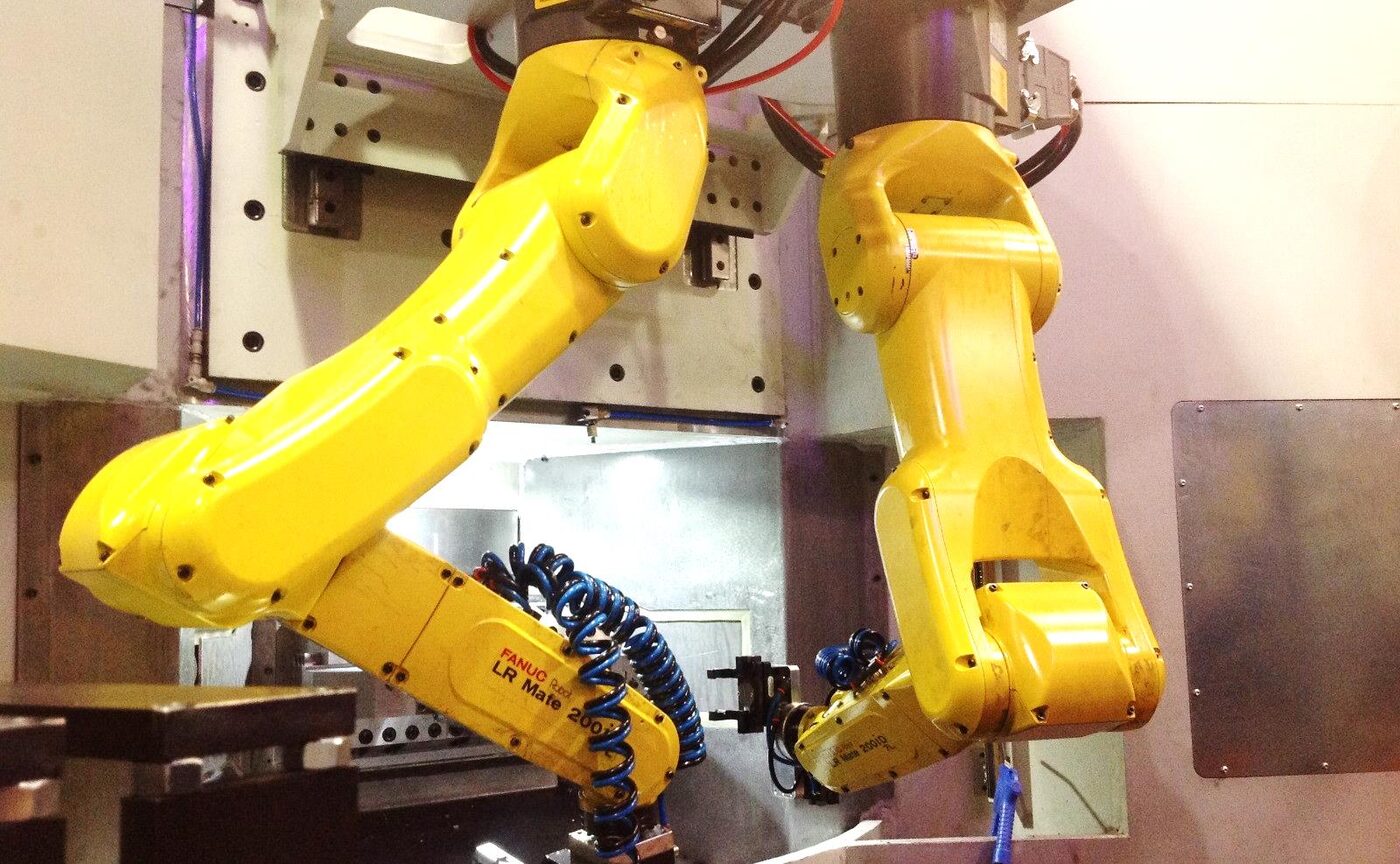 Doppio robot FANUC LR Mate per carico scarico transfer