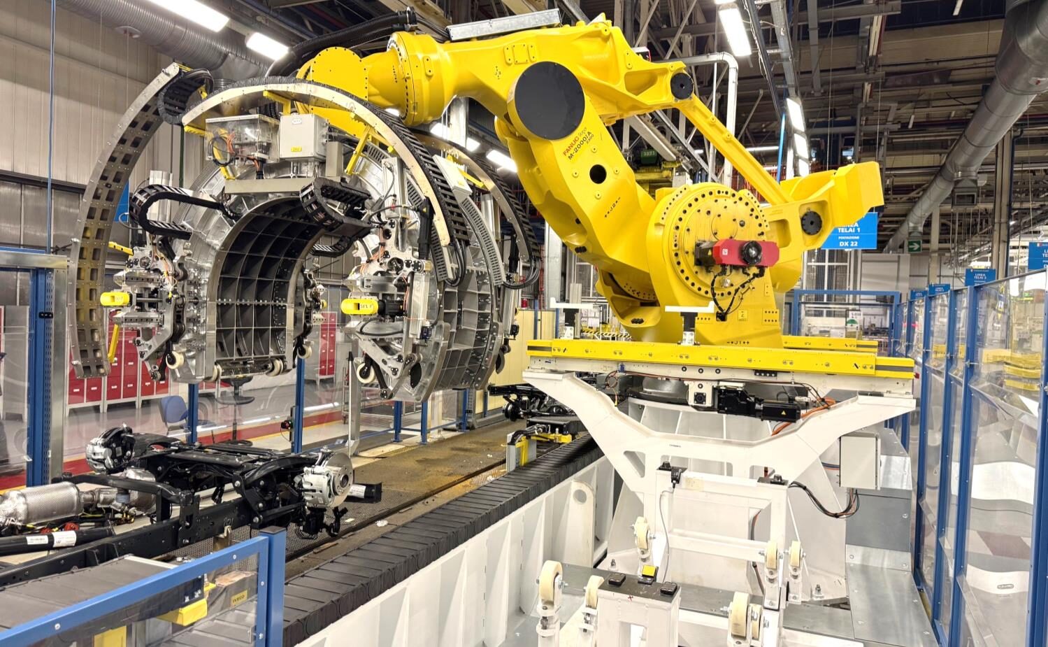 Impianto robotizzato FANUC presso stabilimento IVECO Suzzara - robot industriale 2300 kg di portata installato e programmato da Industrial Technology