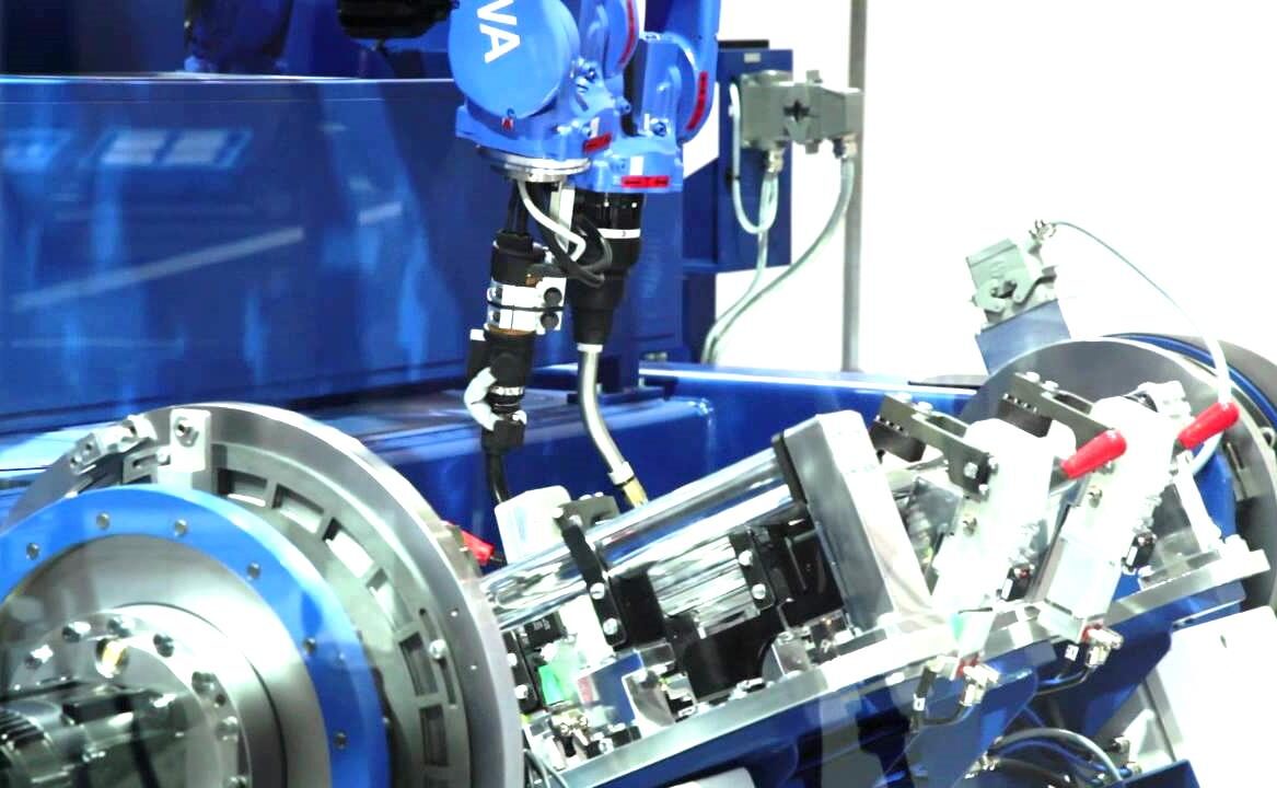 Robot antropomorfo Yaskawa per saldatura ad arco MIG/MAG su componente cilindrico - impianto realizzato da Industrial Technology