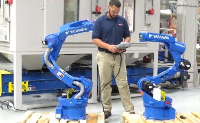 Tecnico specializzato Industrial Technology con teach pendant